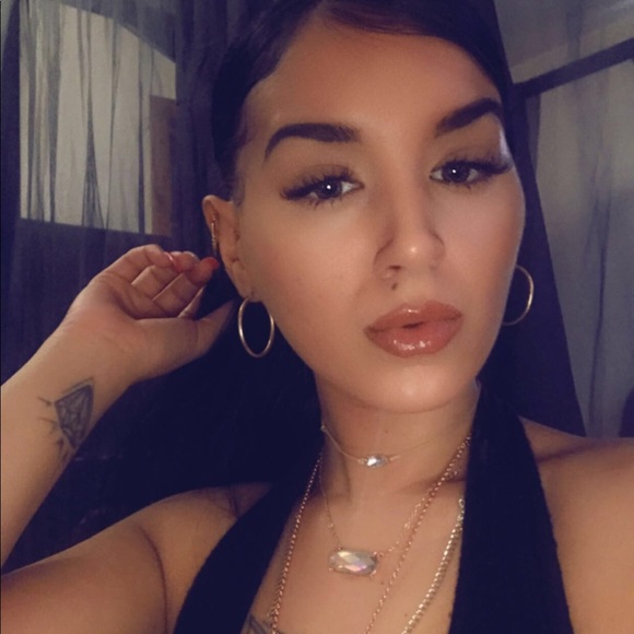 Meet your Posher, Samantha ✌🏼🤍☀️ - Picture 2 of 6